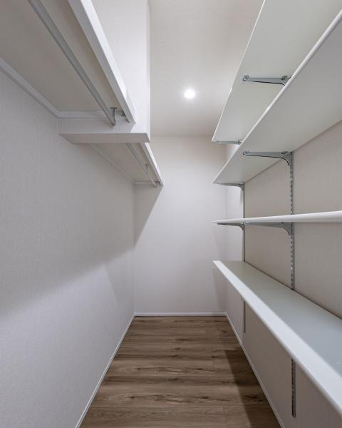 小佐井Ｓ新築のトイレ|シンプルで落ち着いたトイレ空間です。温水洗浄便座付きで快適に利用できます。