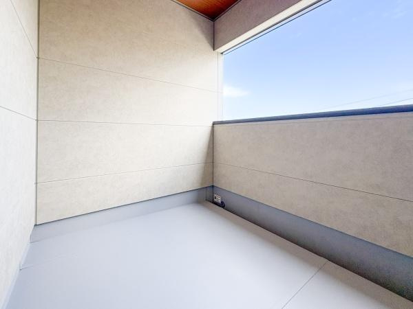 小佐井Ｓ新築の洋室|落ち着いた色合いのフローリングが上品な雰囲気を演出します。ウォークインクローゼットも十分に備えられ室内がすっきり使えます。