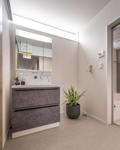 小佐井Ｓ新築のトイレ|明るい雰囲気のトイレです。小窓があるため換気がしやすく空間も清潔感にあふれています。