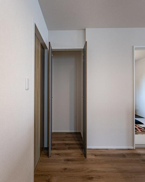 小佐井Ｓ新築の洋室|明るい日差しが差し込む洋室です。オープンクローゼットでお部屋を広く使えます♪