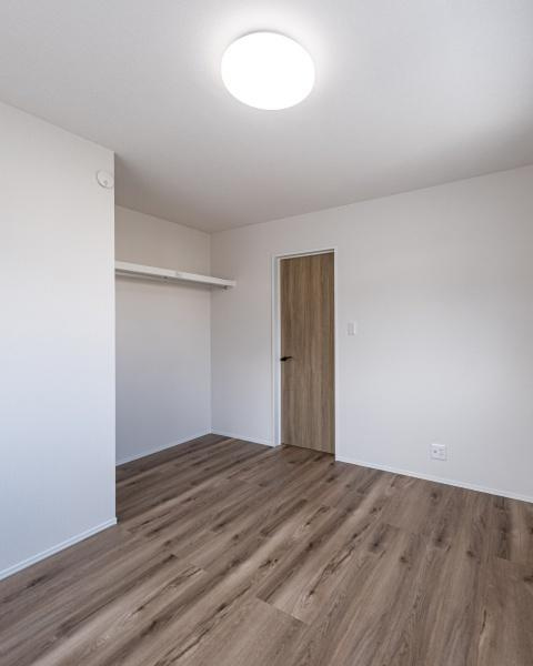 小佐井Ｓ新築のキッチン|シンク内にはスライド式の水切りプレートやサポートボードが備わっており、洗った野菜の水切りや、調理スペースの拡張など、用途に合わせて活用できます。