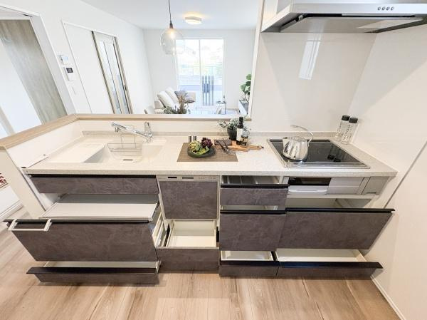 小佐井Ｓ新築のキッチン|引き出し収納が多く整理しやすいキッチンです。カウンター部分は広々としており作業スペースにも余裕があります。明るい室内で調理がはかどります。