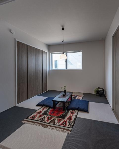 小佐井Ｓ新築の居間・リビング|木目調のフローリングが広がる開放感のあるリビングです。和室ともつながっており使いやすい間取りとなっています。大きな窓から自然光が差し込み明るさを感じられる空間となっています。