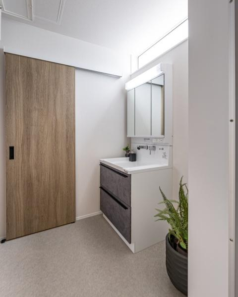 小佐井Ｓ新築の居間・リビング|リビングは広々とした空間で明るい日差しが差し込みます。ナチュラルな木目の床が温かみを感じさせます。