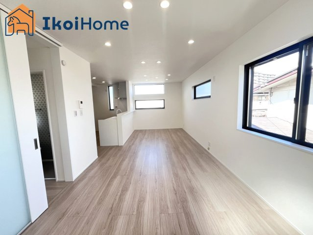 明石市二見町福里　新築戸建ての居間・リビング|【ホームページに現地動画掲載中】●年中無休：当日予約可●LDK17.6帖になります。2面採光で明るいです。