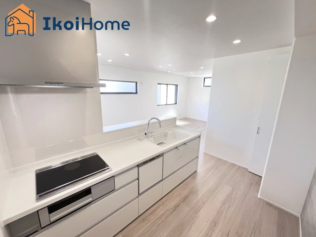 明石市二見町福里　新築戸建てのキッチン|【ホームページに現地動画掲載中】●年中無休：当日予約可●IHキッチンはお手入れが簡単で便利。