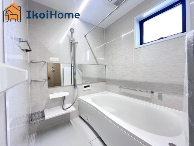 明石市二見町福里　新築戸建ての浴室|【ホームページに現地動画掲載中】●年中無休：当日予約可●小窓ございますので通気・換気良好です。