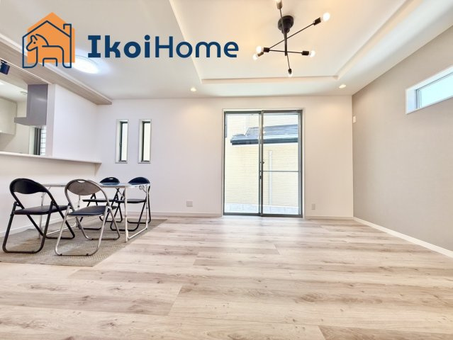 明石市太寺3丁目　新築戸建の居間・リビング|●年中無休：当日予約可●リビングは長方形で家具を配置しやすい間取りになっています。