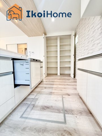 明石市太寺3丁目　新築戸建のキッチン|●年中無休：当日予約可●カップボード付のキッチン♪食器など収納可能です！ゴミの出入れ便利な勝手口付！