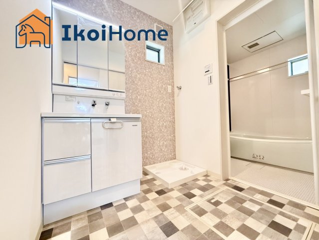 明石市太寺3丁目　新築戸建の洗面所|●年中無休：当日予約可●洗面台はお化粧をする時に便利な３面鏡。ワイドシンクでゆったり作られています。