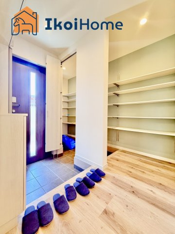 明石市太寺3丁目　新築戸建の玄関|●年中無休：当日予約可●玄関には靴をたくさん収納できるシューズインクロークが完備されております。