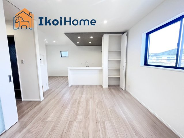 明石市林3丁目　新築戸建の居間・リビング|【ホームページに現地動画掲載中】●年中無休：当日予約可●3面採光で明るい団らんスペースです♪