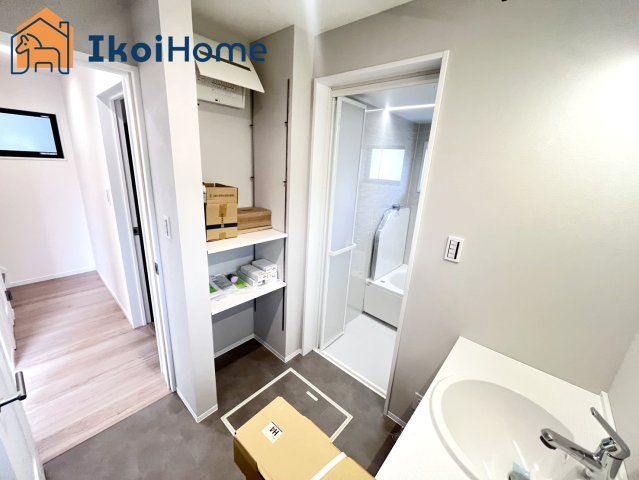 明石市林3丁目　新築戸建の洗面所|【ホームページに現地動画掲載中】●年中無休：当日予約可●洗面室はタオル等収納に便利な収納ございます。