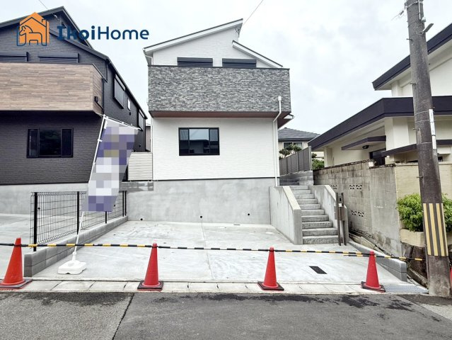 明石市松が丘3丁目　1号地　新築戸建の外観|駐車スペース並列2台可能！バイクも自転車も置けるスペースがございます！朝霧駅までは自転車で8分！