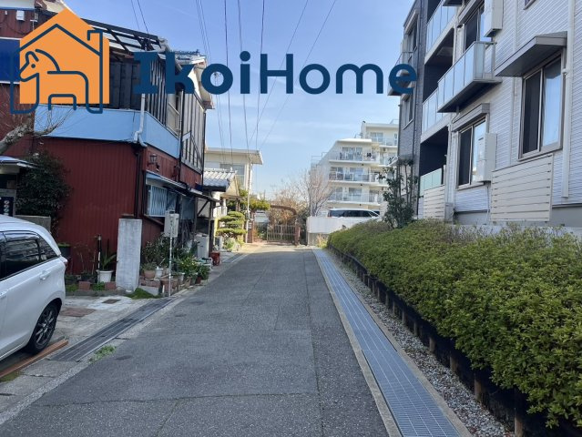 明石市東朝霧丘　中古戸建の前面道路含む現地写真|●資料・カタログのご請求無料●現地見学可能●最寄り駅の大蔵谷駅までは徒歩19分となっており、駅ちかなので通勤や通学、お出かけの際に便利な立地となっています。