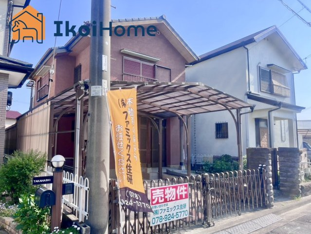 明石市二見町福里　中古戸建の前面道路含む現地写真|駐車スペース2台分ございます。屋根付きですので雨の日も安心です♪