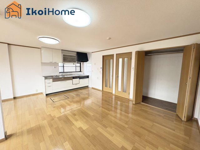 明石市二見町福里　中古戸建の居間・リビング|【ホームページに現地動画掲載中】●年中無休：当日予約可●LDK15.7帖になります。3面採光！