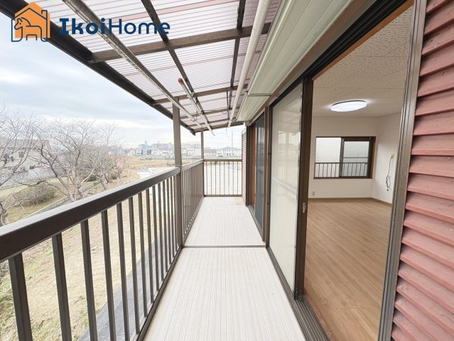 明石市二見町福里　中古戸建のバルコニー|【ホームページに現地動画掲載中】●年中無休：当日予約可●バルコニーは屋根がついているので安心です。