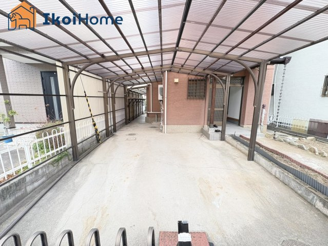 明石市二見町福里　中古戸建の駐車場|【ホームページに現地動画掲載中】●年中無休：当日予約可●駐車場はカーポート付で2台可