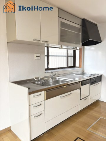 明石市二見町福里　中古戸建のキッチン|【ホームページに現地動画掲載中】●年中無休：当日予約可●キッチンに窓がございますので明るいです！