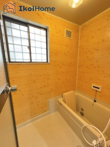 明石市二見町福里　中古戸建の浴室|【ホームページに現地動画掲載中】●年中無休：当日予約可●小窓ございますので通気・換気良好です。