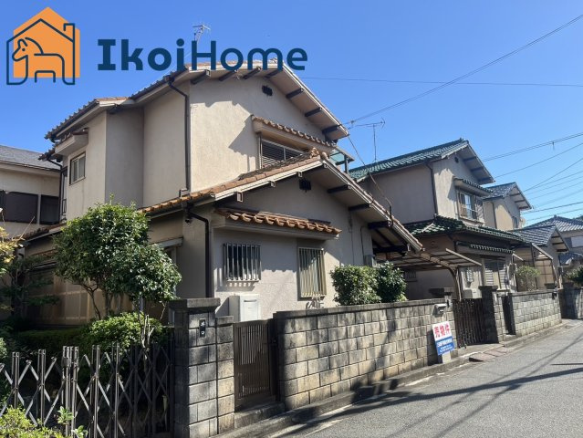 明石市二見町東二見　中古一戸建の玄関|お車は１台駐車可能でカーポートがございます。簡易な工事で２台駐車可能となります。