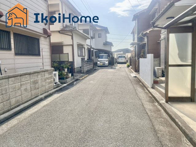 魚住町中尾　中古戸建の前面道路含む現地写真|●資料・カタログのご請求無料●スーパーやコンビニ、飲食店、病院など徒歩圏内の施設も多々あります。