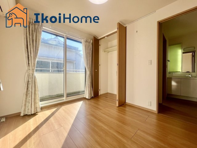 明石市魚住町西岡　中古戸建　築9年の寝室|●年中無休：当日予約可●洋室には大きな収納ございますので豊富に収納可能です。