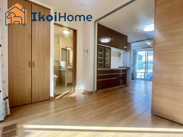 明石市魚住町西岡　中古戸建　築9年の居間・リビング|●年中無休：当日予約可●リビングとダイニングがしっかり分かれておりますので、来客時には便利です！