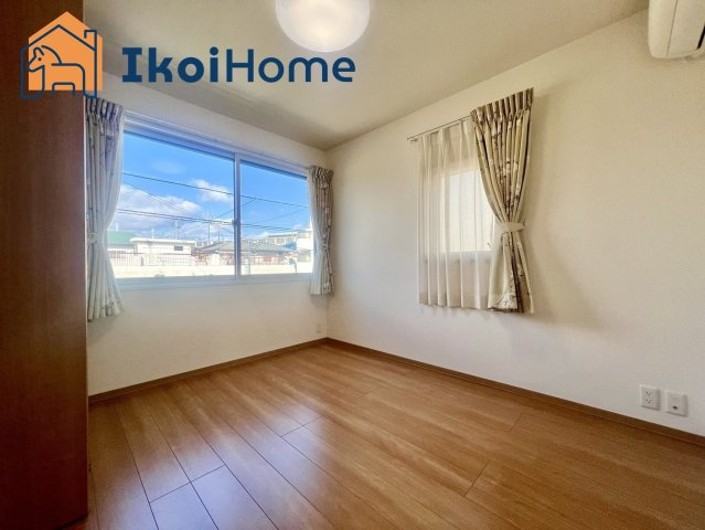 明石市魚住町西岡　中古戸建　築9年の子供部屋|●年中無休：当日予約可●洋室は広さございますのでお子様の洋室やテレワークスペースなどに最適です。