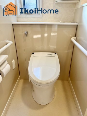 明石市魚住町西岡　中古戸建　築9年のトイレ|●年中無休：当日予約可●1階・2階ウォッシュレット付のお手洗い。汚れが落ちやすく、節水タイプです