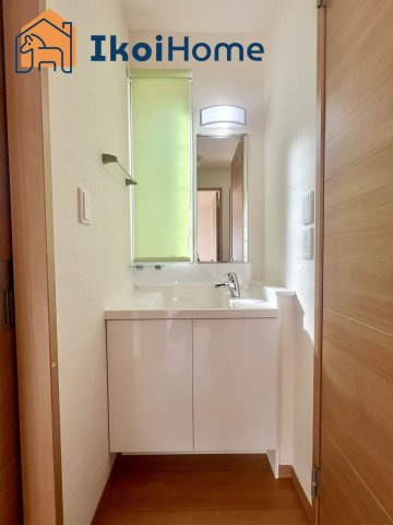 明石市魚住町西岡　中古戸建　築9年の洗面所|●年中無休・当日予約可●洗面台下にも収納がございますので、便利です！