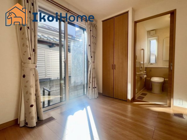 明石市魚住町西岡　中古戸建　築9年の居間・リビング|●年中無休・当日予約可●1階リビング横には広いトイレが設置されております！