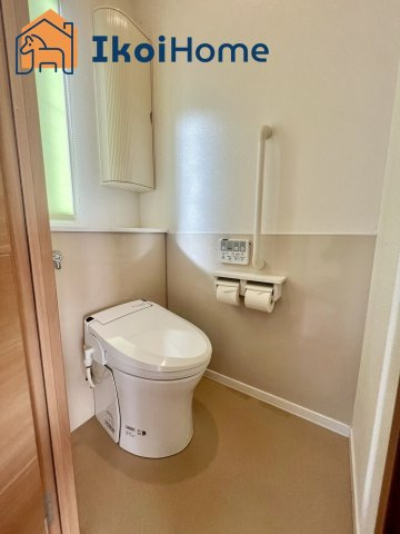 明石市魚住町西岡　中古戸建　築9年のトイレ|●年中無休・当日予約可●1階リビング横には広いトイレが設置されております！手摺も付いております！