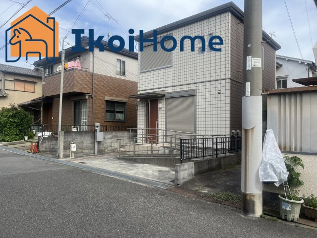 明石市魚住町西岡　中古戸建　築9年のエントランス|セキスイハイム施工のお家です。60年長期サポート継続中です！1台駐車が可能です。