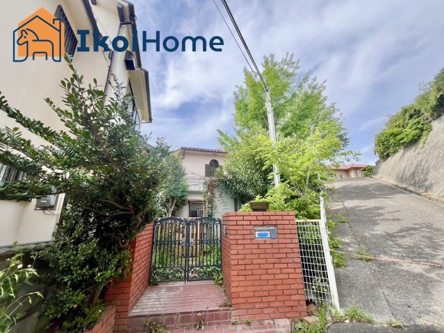 明石市魚住町金ケ崎　中古戸建の玄関|●年中無休：当日予約可●玄関へは少ない段差で出入りが可能なので小さなお子様やご高齢の方でも安心です！