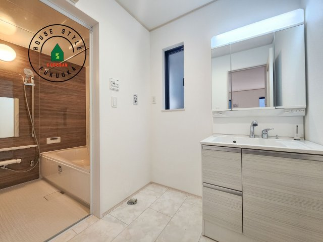 福岡市東区香住ケ丘5丁目第1-6棟（B号棟）の脱衣所|ゆとりの洗面スペースで朝の身支度もスムーズに。暮らしを快適に変えるシャワー付洗面台です！