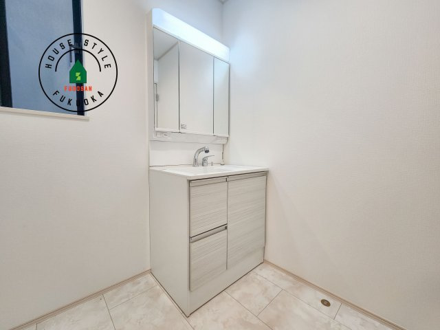 福岡市東区香住ケ丘5丁目第1-6棟（B号棟）の独立洗面台|毎日使うものだから清潔な空間を保ちたい水回り。洗面にはそんな願いを解消させてくれる収納アイデアが満載です。三面鏡の裏側にはキャビネットが現れ小物から背の高い物まで収納できます。