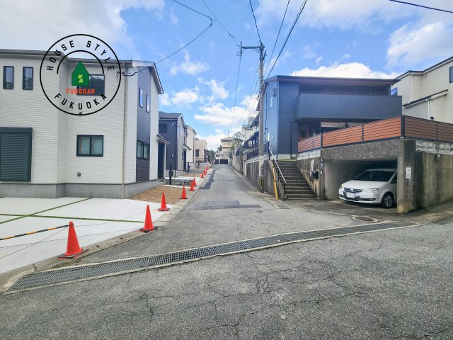 福岡市東区香住ケ丘5丁目第1-6棟（B号棟）の前面道路含む現地写真|前面道路は閑静な住宅地をはしる車通りの少ない道路。お車の出し入れが苦手なママや小さなお子様にも安心ですね。しっかり舗装もされているので、ベビーカーや自転車で通っても快適に通行できます。