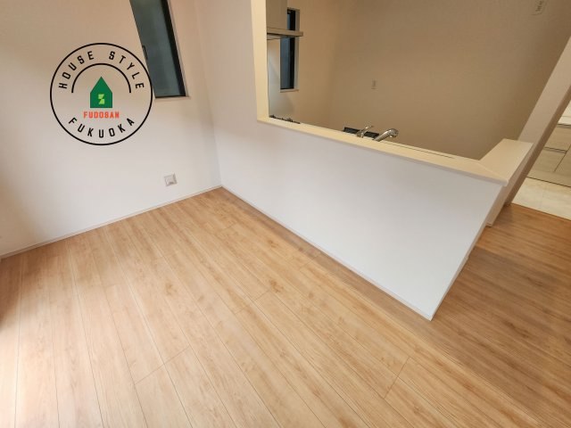 福岡市東区香住ケ丘5丁目第1-6棟（B号棟）のダイニング|キッチンから立ち込める香りが今日の料理を期待させます。