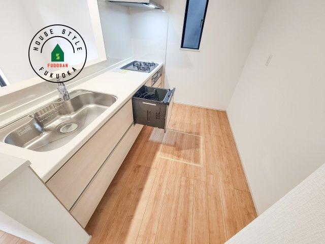 福岡市東区香住ケ丘5丁目第1-6棟（B号棟）のキッチン|ダイニングテーブルへの配膳がラクラク、お料理はかどるカウンター付きシステムキッチン！