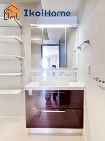 明石市大久保町松陰　中古の洗面所|【ホームページに現地動画掲載中】●年中無休：当日予約可●洗面台はお化粧をする時に便利な３面鏡。