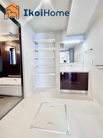 明石市大久保町松陰　中古の洗面所|【ホームページに現地動画掲載中】●年中無休：当日予約可●洗面台横にも収納棚がございます！