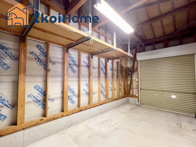 明石市大久保町八木　中古一戸建の寝室|シャッター付車庫・倉庫付の住宅になりますので、資材置場や事業用倉庫として用途に合わせてご活用ください