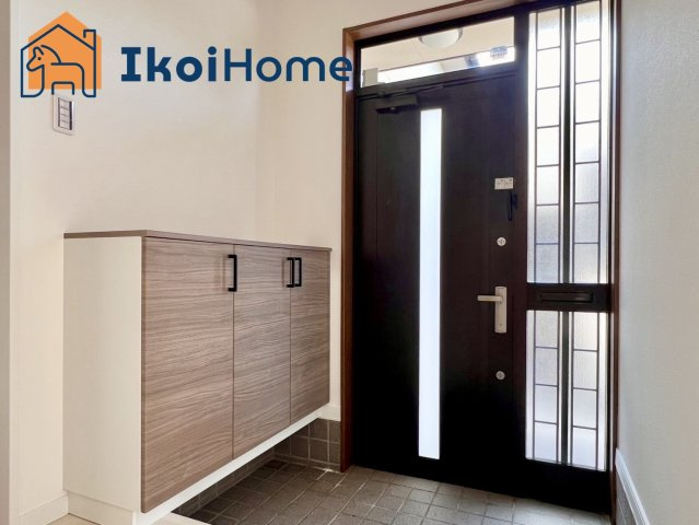 明石市大久保町八木　中古一戸建の玄関|●年中無休：当日予約可●　玄関には靴をたくさん収納できるシューズボックスが完備されています。