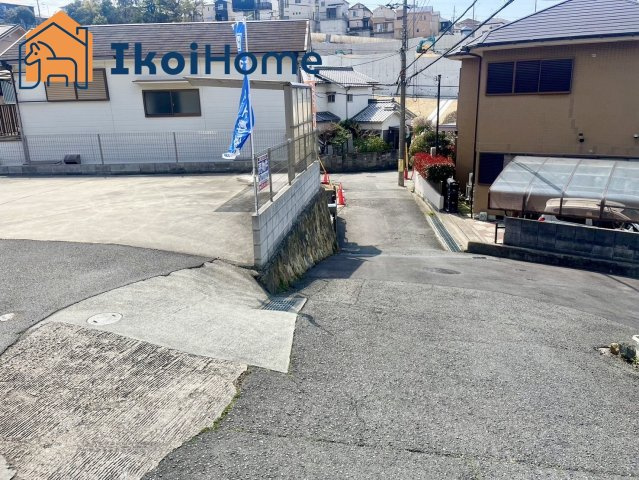 朝霧東町　リフォ完　中古戸建の前面道路含む現地写真|●年中無休当日予約可●前面道路は幅員約4ｍございます。周辺交通量少なめですのでお車の入出庫も安心です