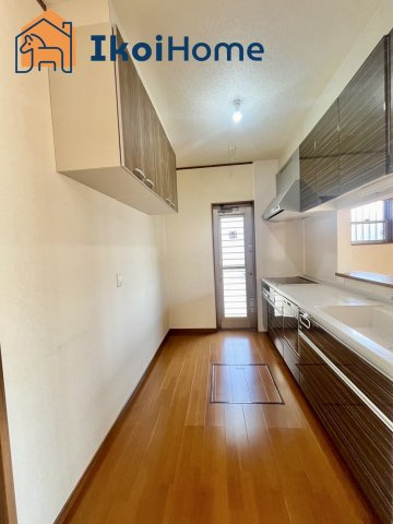 朝霧東町　リフォ完　中古戸建のキッチン|人気の対面式キッチンで明るく使いやすです！追加でキッチン同色のカップボードご依頼を受ける事が多いです