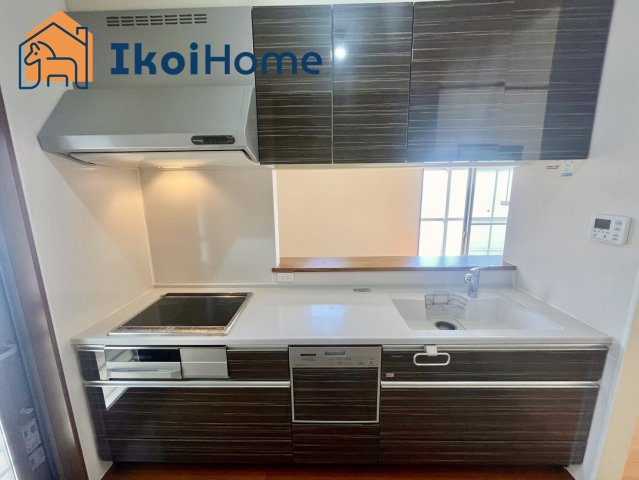 朝霧東町　リフォ完　中古戸建のキッチン|●年中無休・当日予約可●IHキッチンはお手入れが簡単で高火力で加熱が早く便利です。