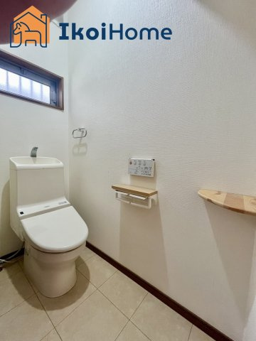 朝霧東町　リフォ完　中古戸建のトイレ|●年中無休・当日予約可●ウォッシュレット付のお手洗い。汚れが落ちやすく、節水タイプになっています。