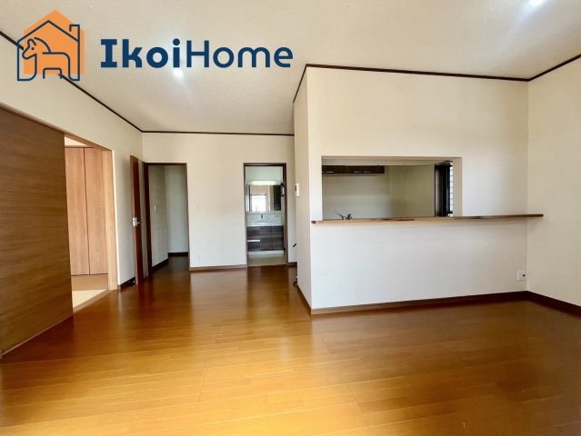 朝霧東町　リフォ完　中古戸建の居間・リビング|●年中無休・当日予約可●1階LDK15帖でございます。人気のカウンターキッチンからは室内が見渡せます